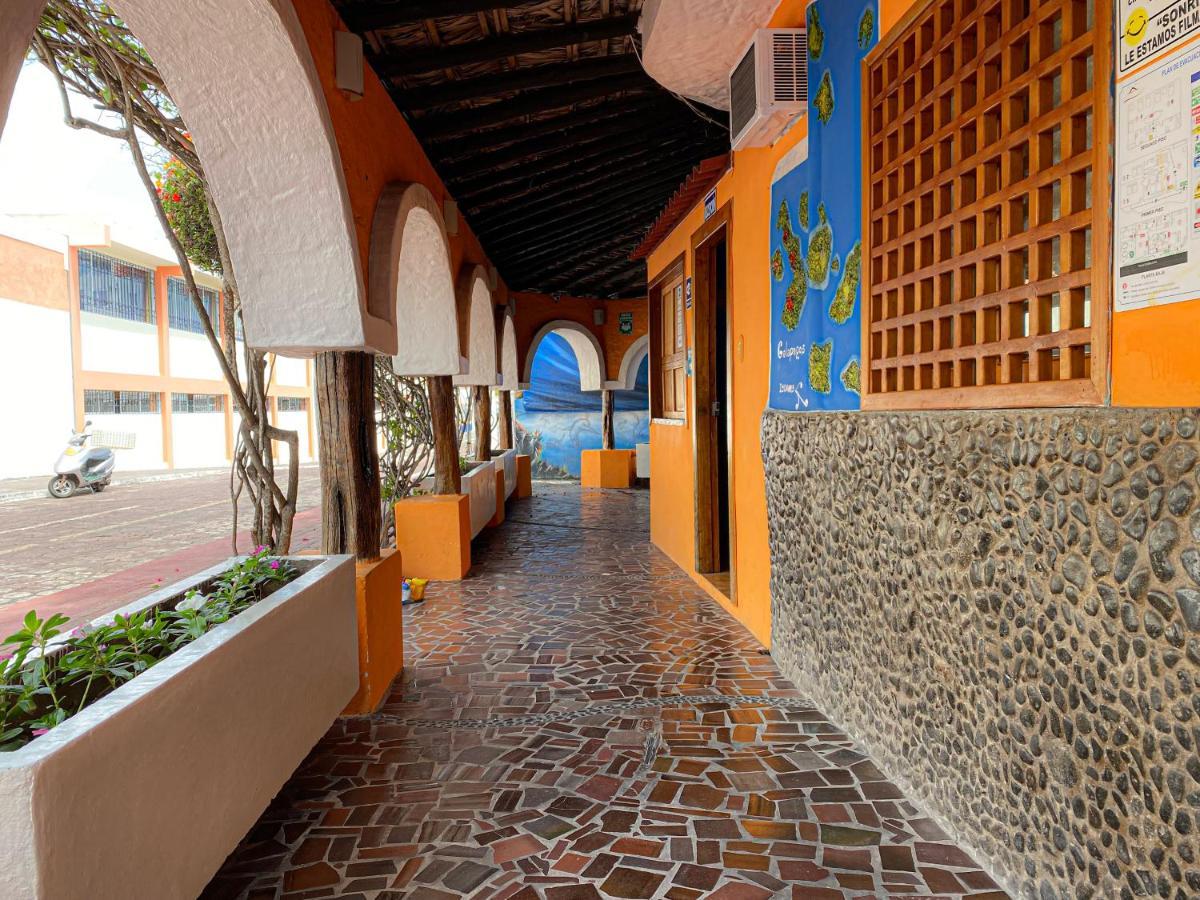 Hotel Crossman Puerto Ayora  Exteriör bild