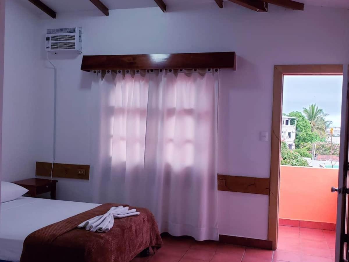Hotel Crossman Puerto Ayora  Exteriör bild