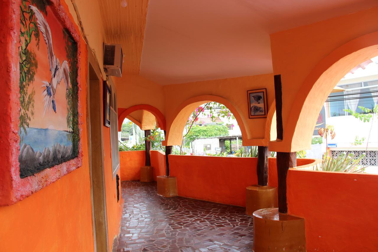 Hotel Crossman Puerto Ayora  Exteriör bild