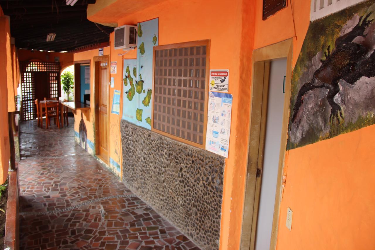 Hotel Crossman Puerto Ayora  Exteriör bild